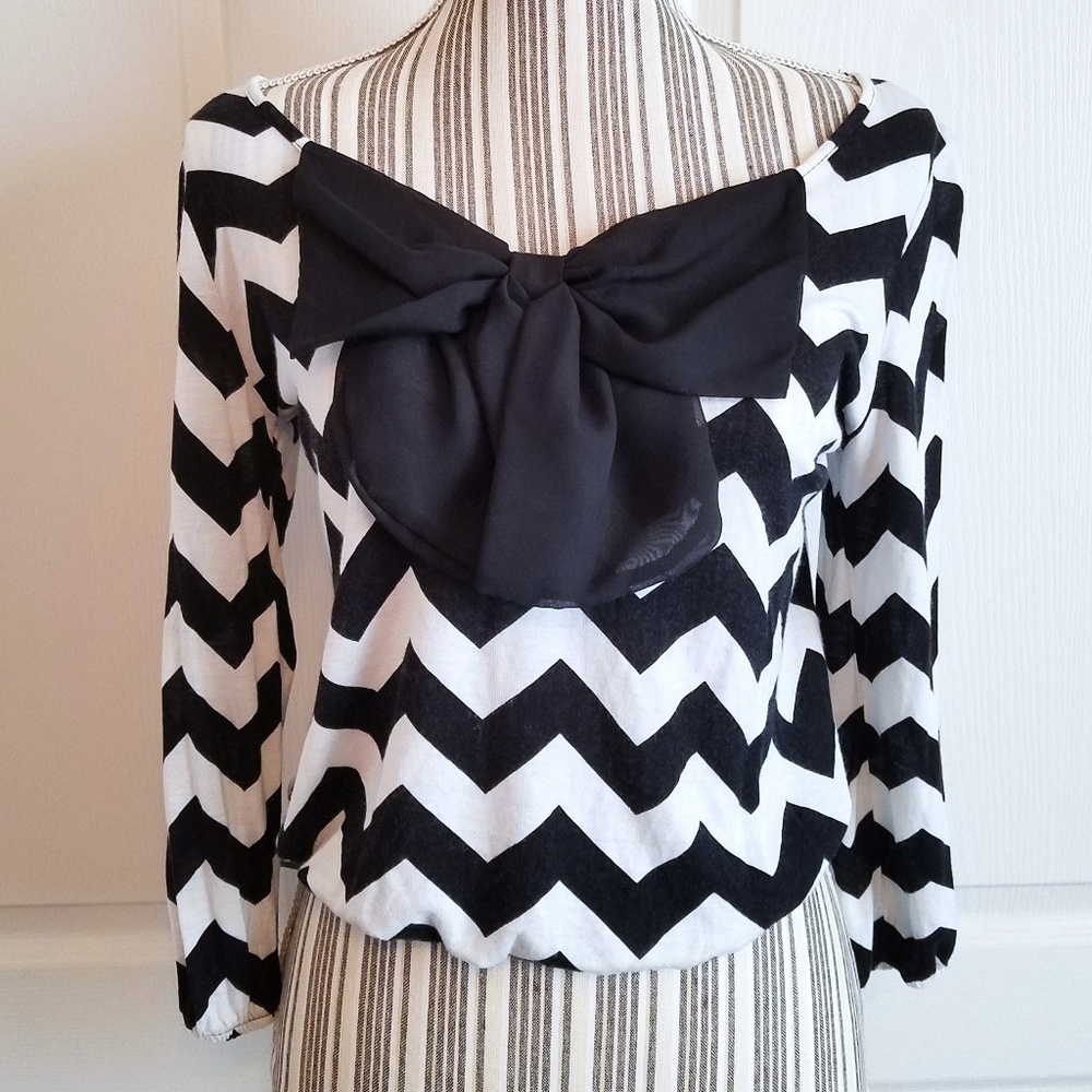 Living Doll Crop Zig-Zag Bow Top. Size S